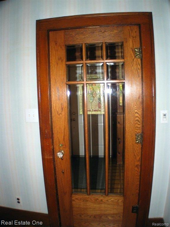 24 Maywood Avenue Pleasant Ridge, MI 48069 - Photo 7 of 18 Entry door