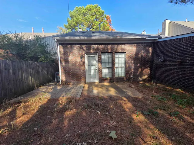 a view of a house with backyard and porch