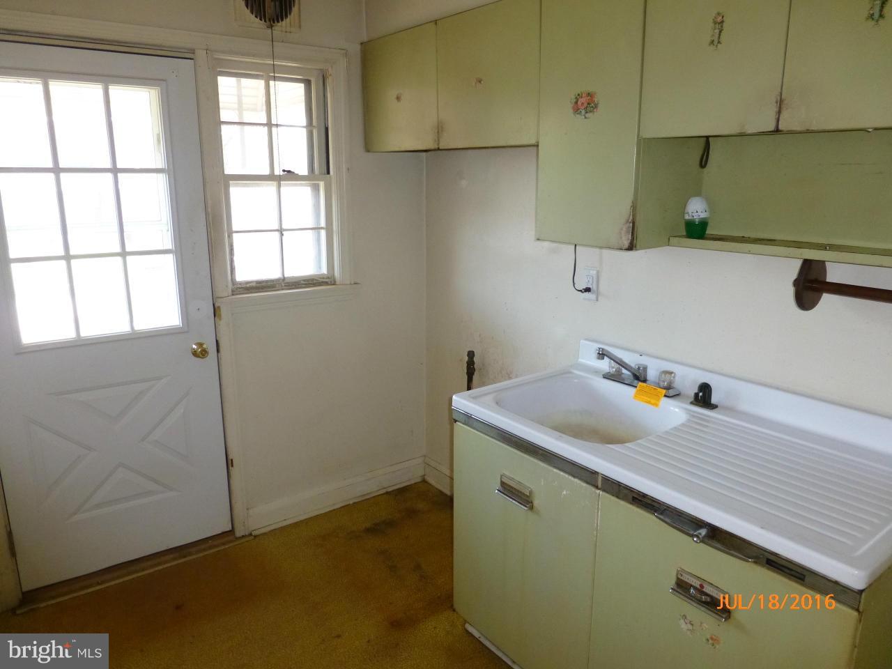 1933 Penhall Road Baltimore, MD 21222 - Photo 7 of 15 a utility room with dryer and washer