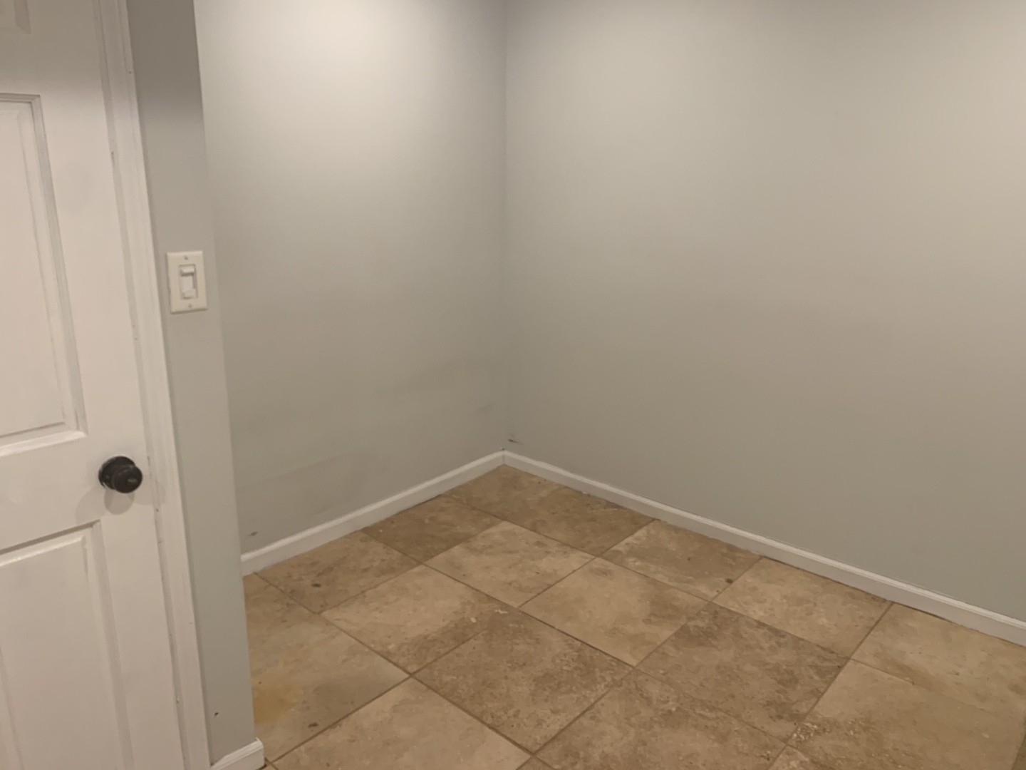 Undisclosed Address Chicago, IL 60613 - Photo 11 of 22 a view of a small room