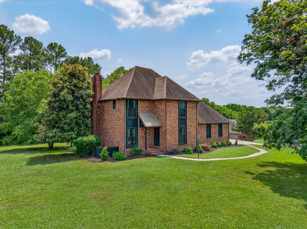 $539,900 | 806 Manor Drive, Fayetteville, TN 37334