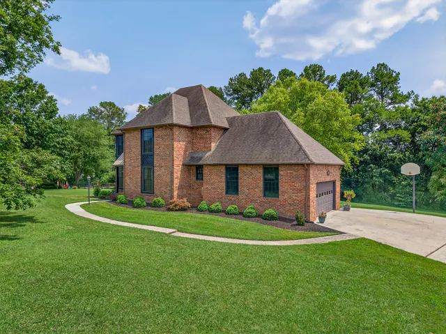 $539,900 | 806 Manor Drive, Fayetteville, TN 37334