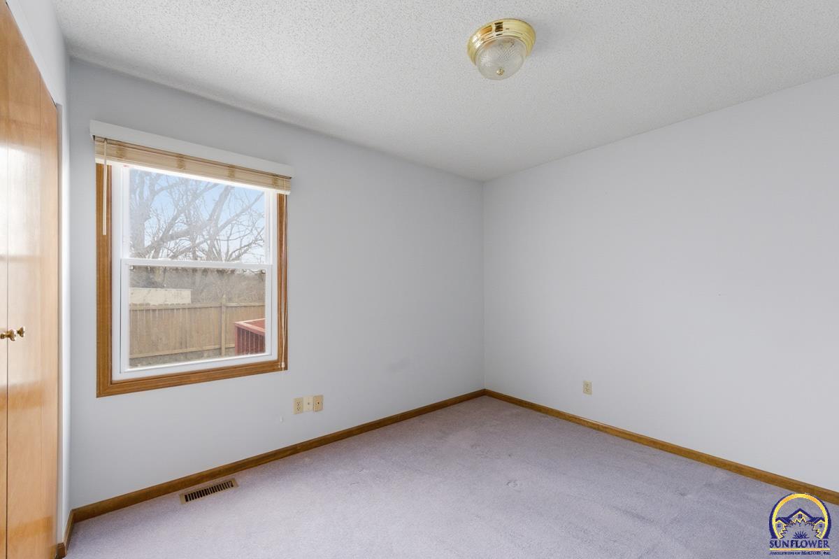 1012 Southwest Kent Place Topeka, KS 66604 - Photo 13 of 29