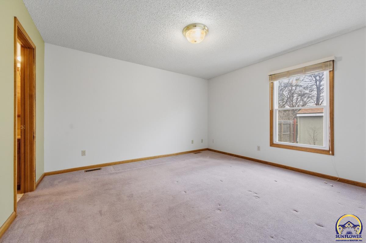 1012 Southwest Kent Place Topeka, KS 66604 - Photo 17 of 29