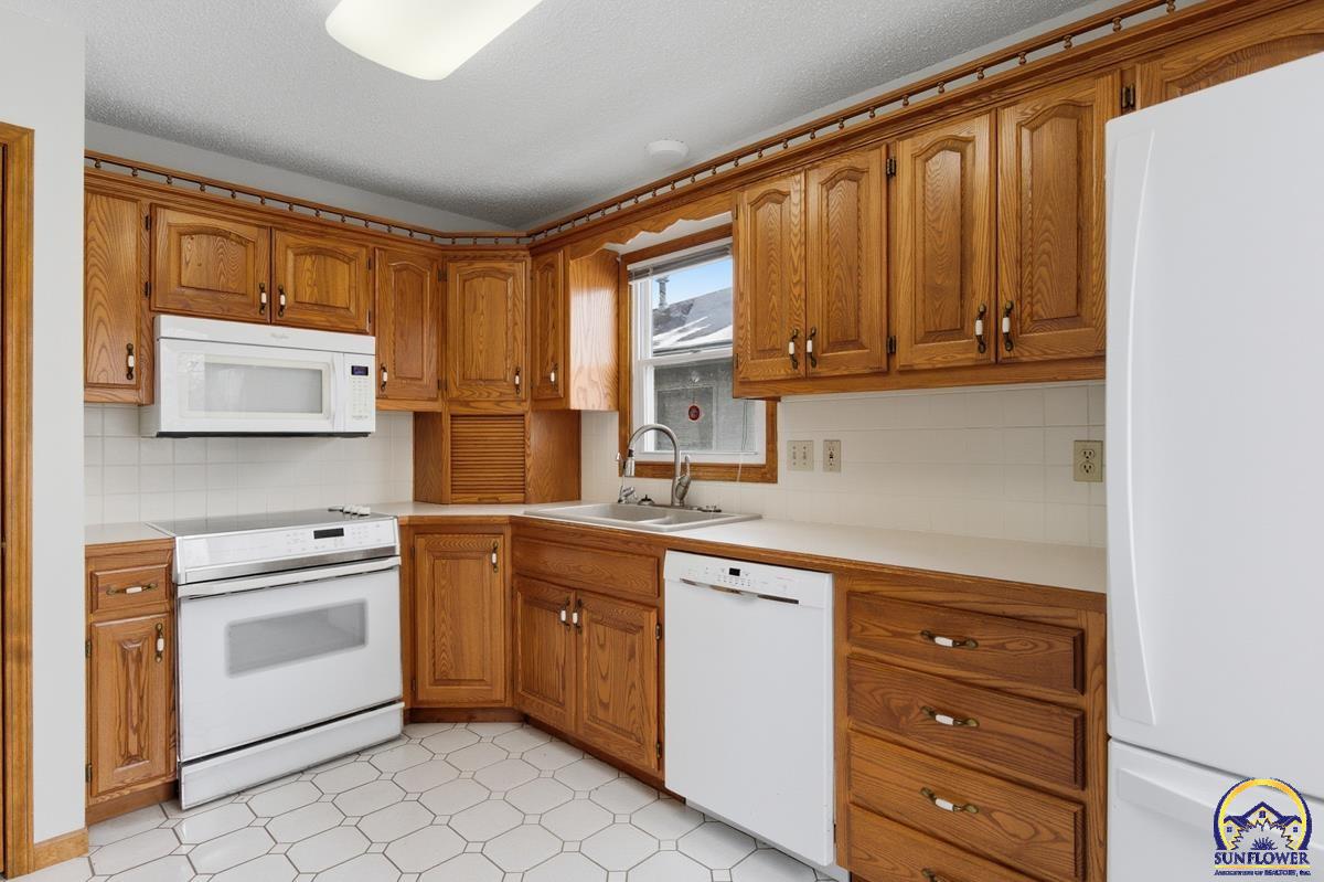 1012 Southwest Kent Place Topeka, KS 66604 - Photo 5 of 29