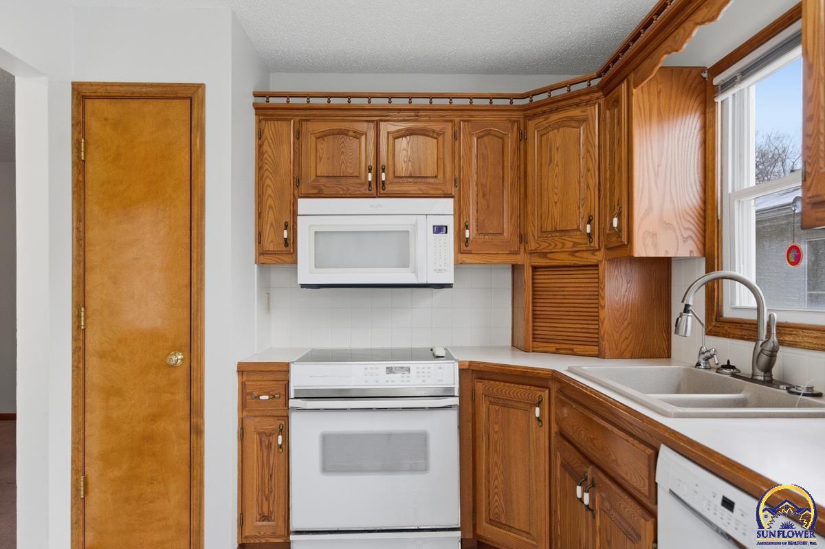 1012 Southwest Kent Place Topeka, KS 66604 - Photo 6 of 29