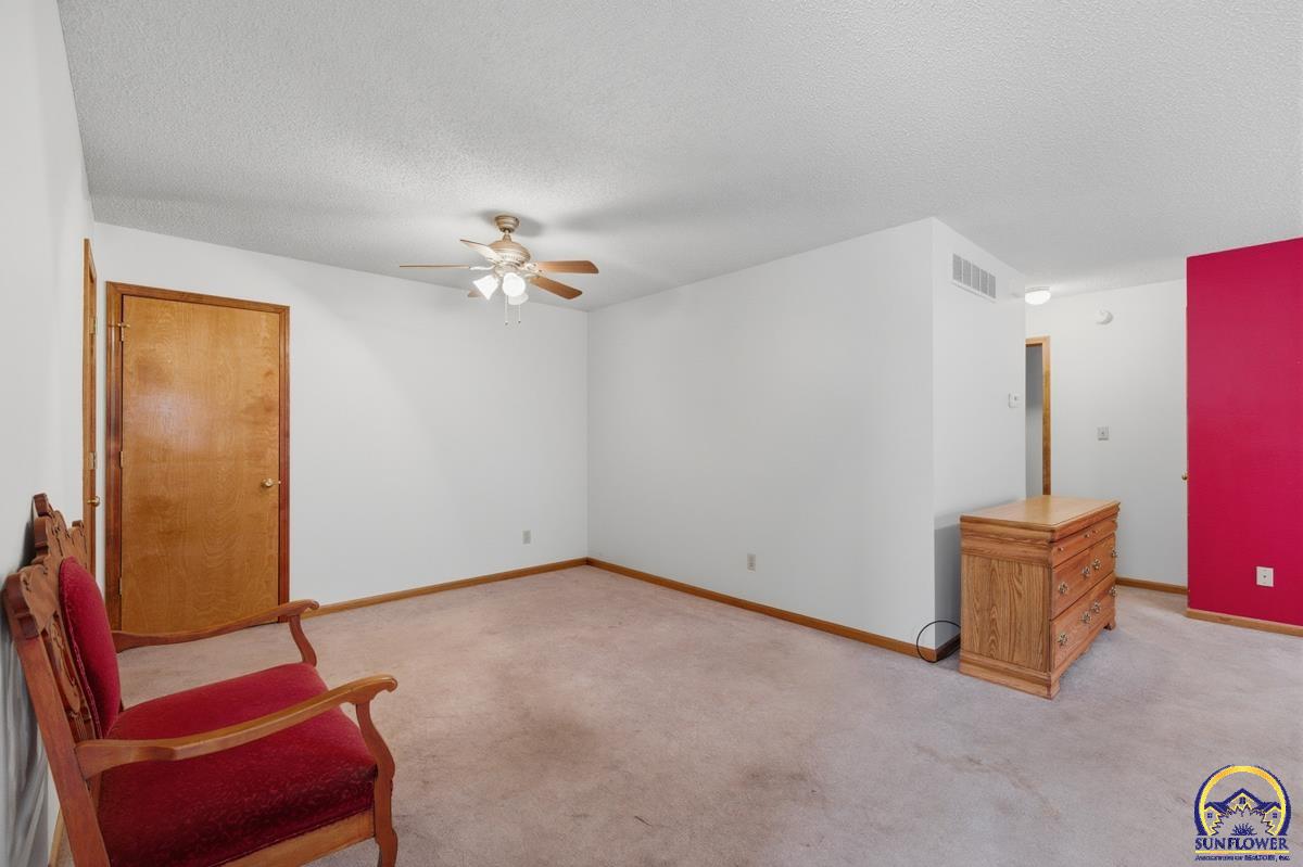 1012 Southwest Kent Place Topeka, KS 66604 - Photo 7 of 29