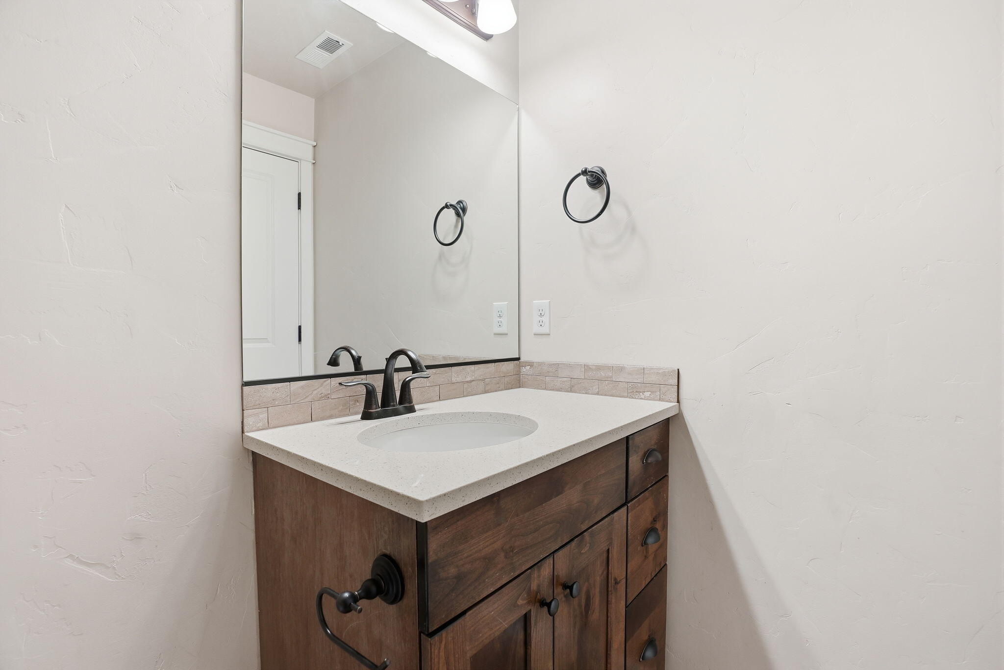3249 Southwest 28th Street Redmond, OR 97756 - Photo 25 of 36 25-web-or-mls-Riley_Visuals_025