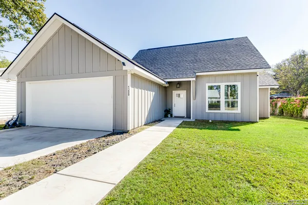 $349,999 | 1209 Avenue K, Hondo, TX 78861