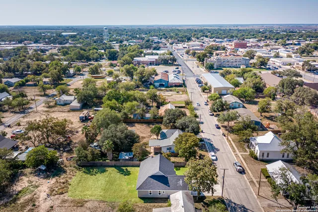 $379,999 | 1209 Avenue K, Hondo, TX 78861