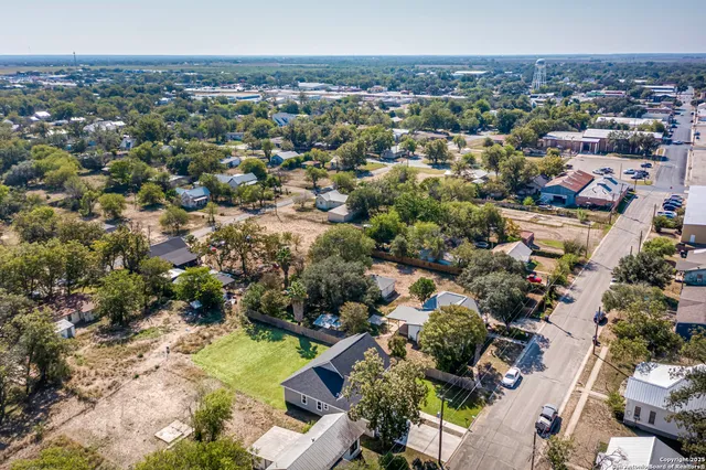 $379,999 | 1209 Avenue K, Hondo, TX 78861