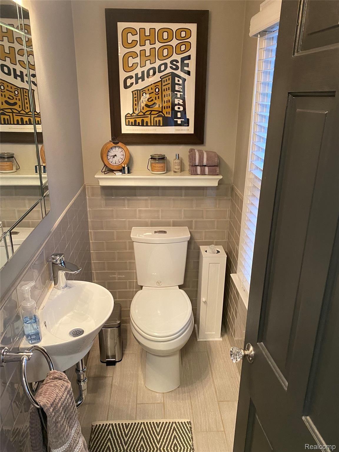 2711 Bembridge Road Royal Oak, MI 48073 - Photo 14 of 25 Half Bath