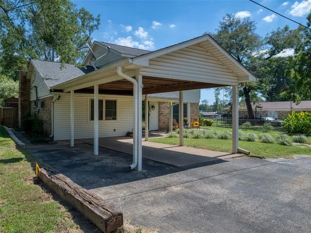 a view of a house with backyard and porch