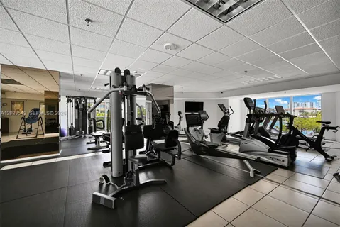 $4,000 | 2401 Collins Avenue, Unit 504, Miami Beach, FL 33140