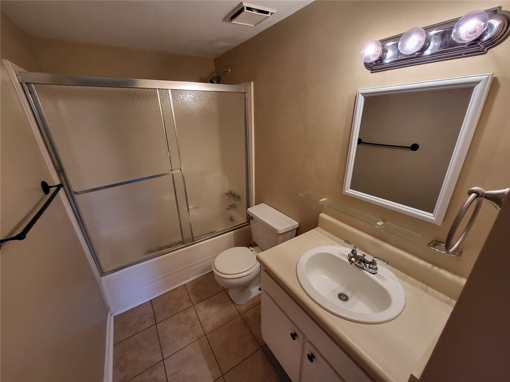 150 Ligon Street, Unit 1001 Clemson, SC 29631 - Photo 17 of 29 A well-maintained full bathroom offers a convenient shower-tub combination and vanity.