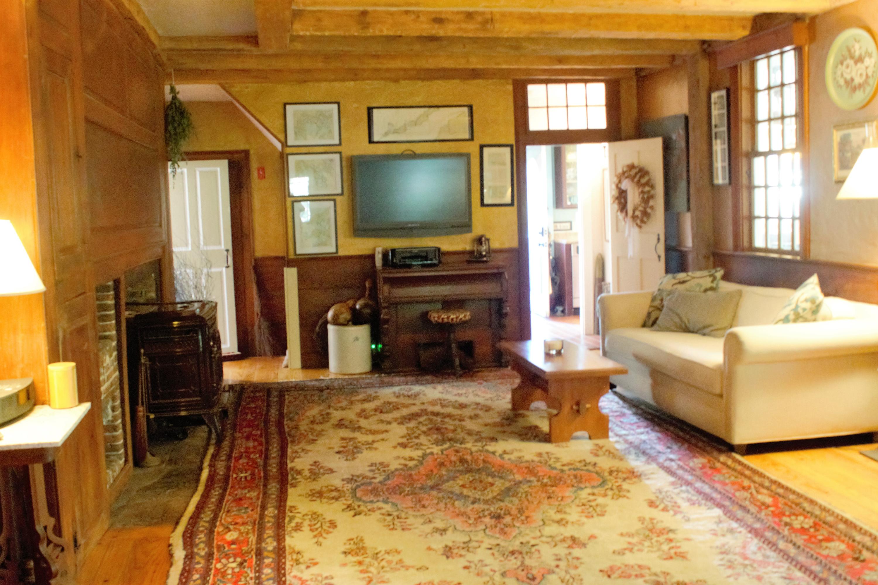 520 Main Street Wareham, MA 02571 - Photo 14 of 32 a living room with furniture and a flat screen tv