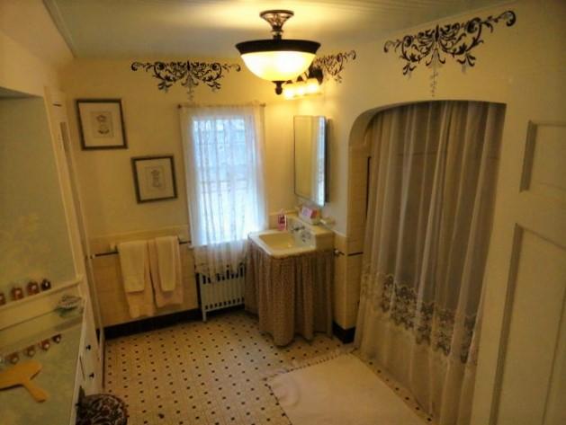 520 Main Street Wareham, MA 02571 - Photo 20 of 32 a bathroom with a tub a sink and a mirror