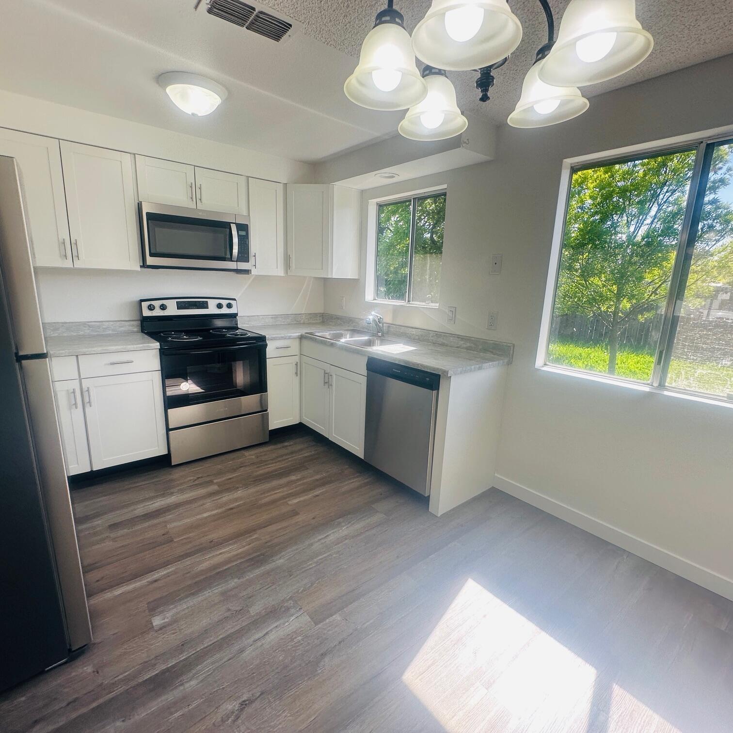 71 Tracy Avenue, Unit 71 & 73 Eagle Point, OR 97524 - Photo 5 of 36 71 Tracey