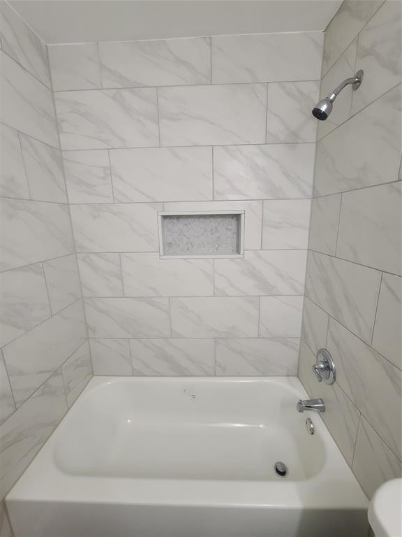 343 Spring Branch Lane Kennedale, TX 76060 - Photo 37 of 39 a bathroom with a bathtub