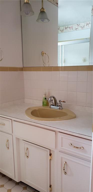 969 Edmon Road Apollo, PA 15613 - Photo 11 of 25 Full bathroom located on Main level