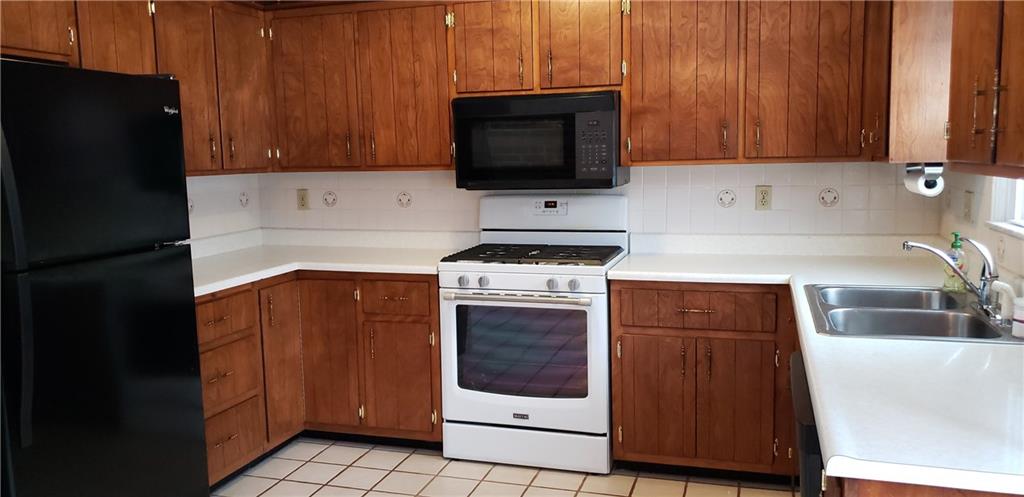 969 Edmon Road Apollo, PA 15613 - Photo 7 of 25 Fully Equipped kitchen with all Appliances! Plenty of cabinets for storing all your kitchen gadgets!