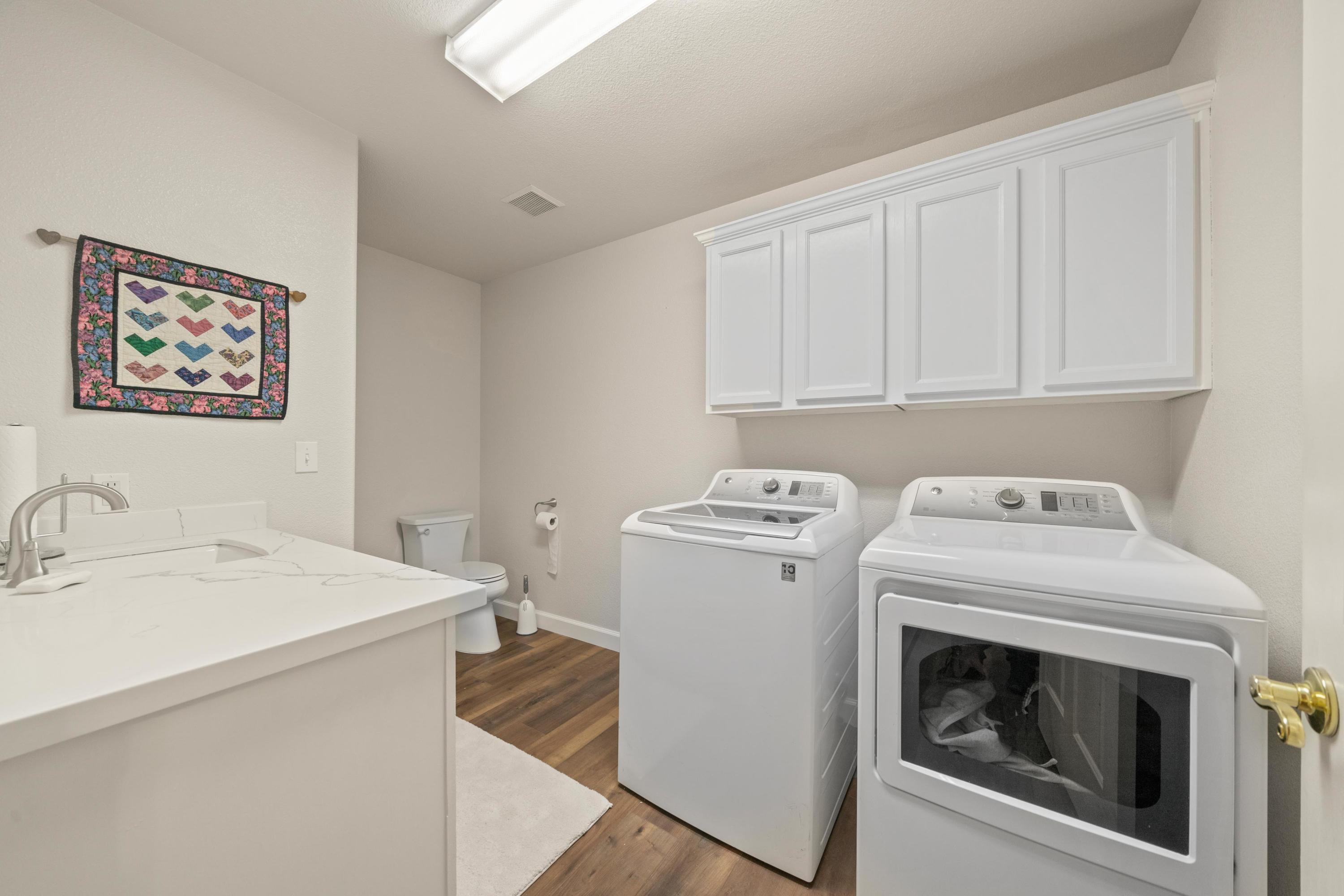 775 Stonebriar Trail Redding, CA 96003 - Photo 18 of 32 a utility room with dryer and washer