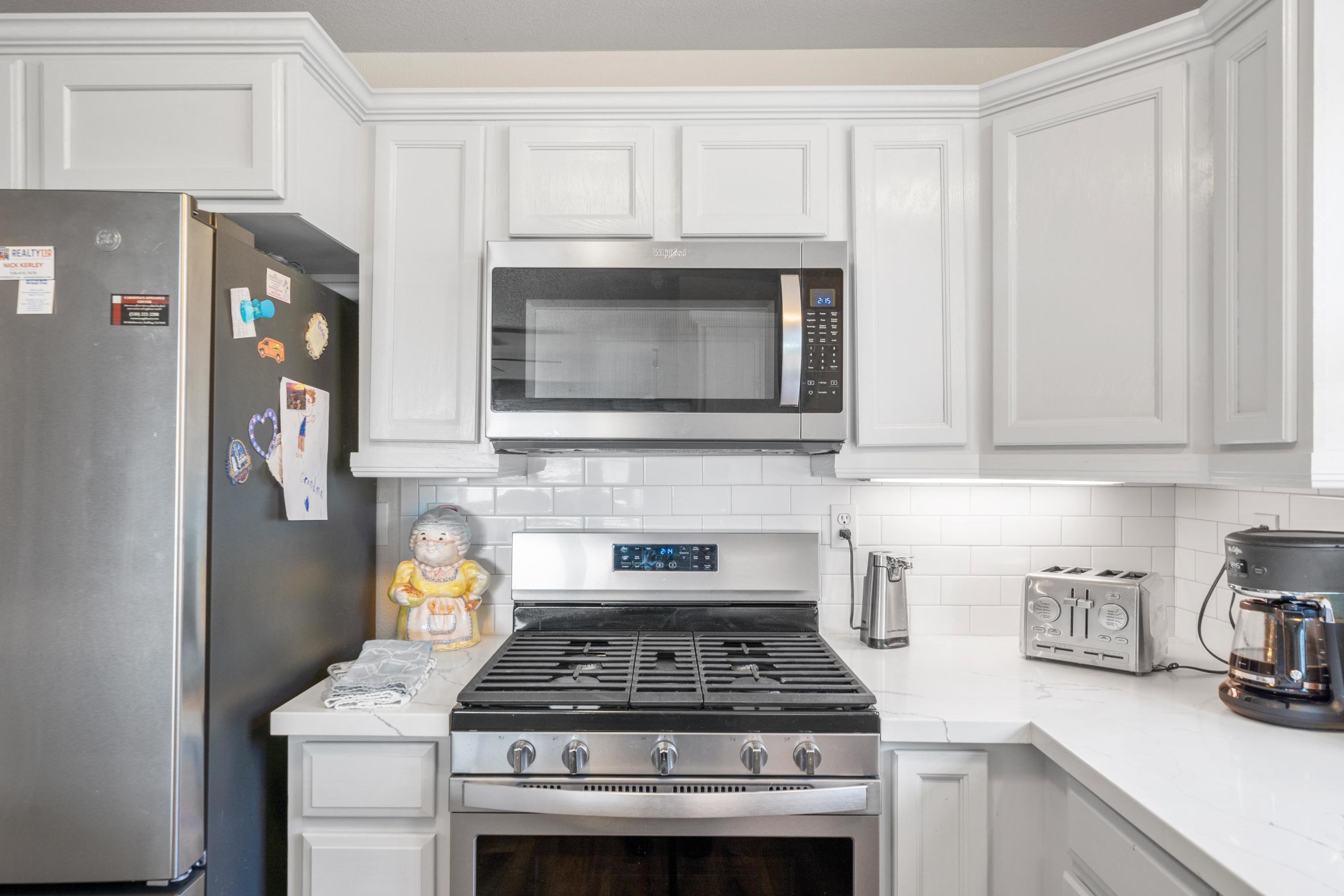 775 Stonebriar Trail Redding, CA 96003 - Photo 7 of 32 a stove top oven sitting inside of a kitchen