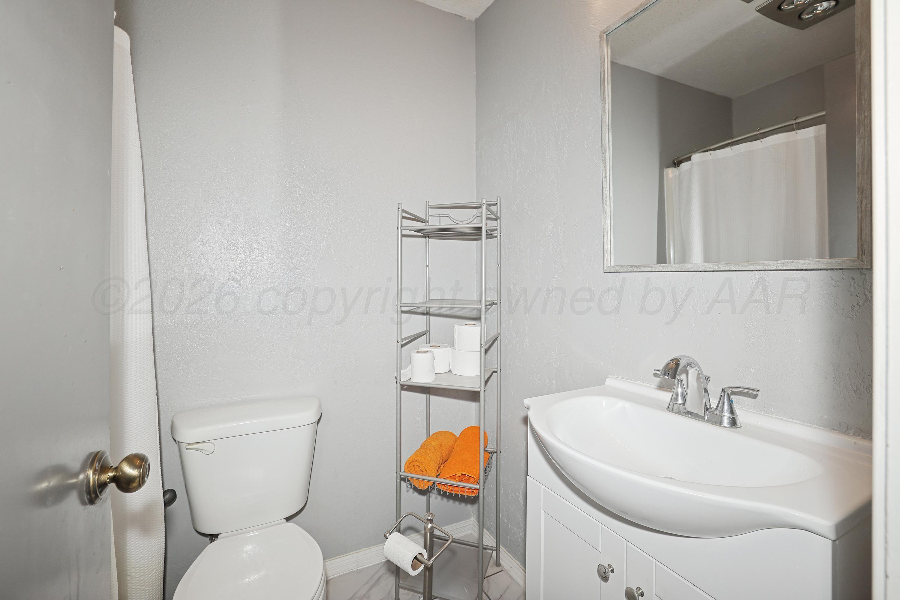 413 Houston Street Borger, TX 79007 - Photo 12 of 15 22-Bathroom