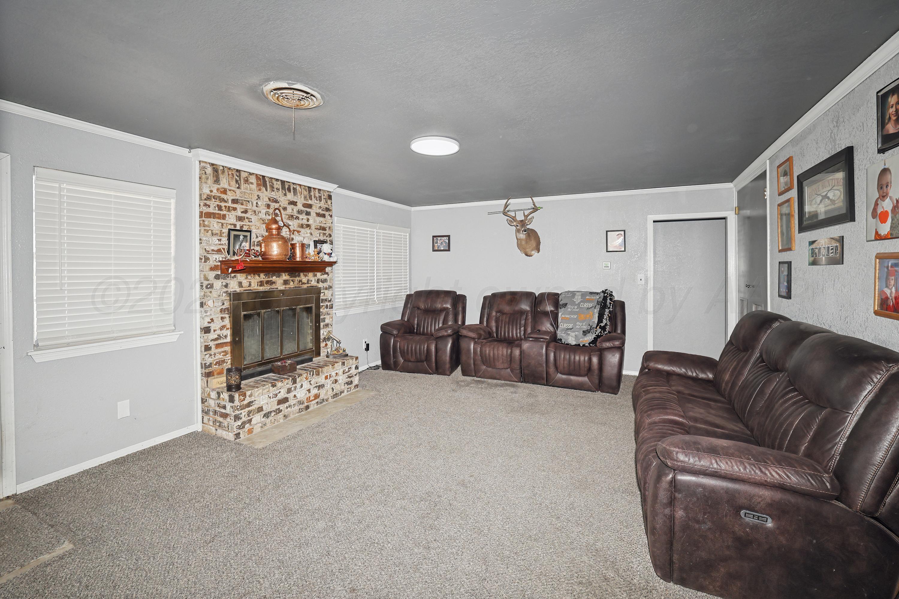 413 Houston Street Borger, TX 79007 - Photo 2 of 15 7-Living Area