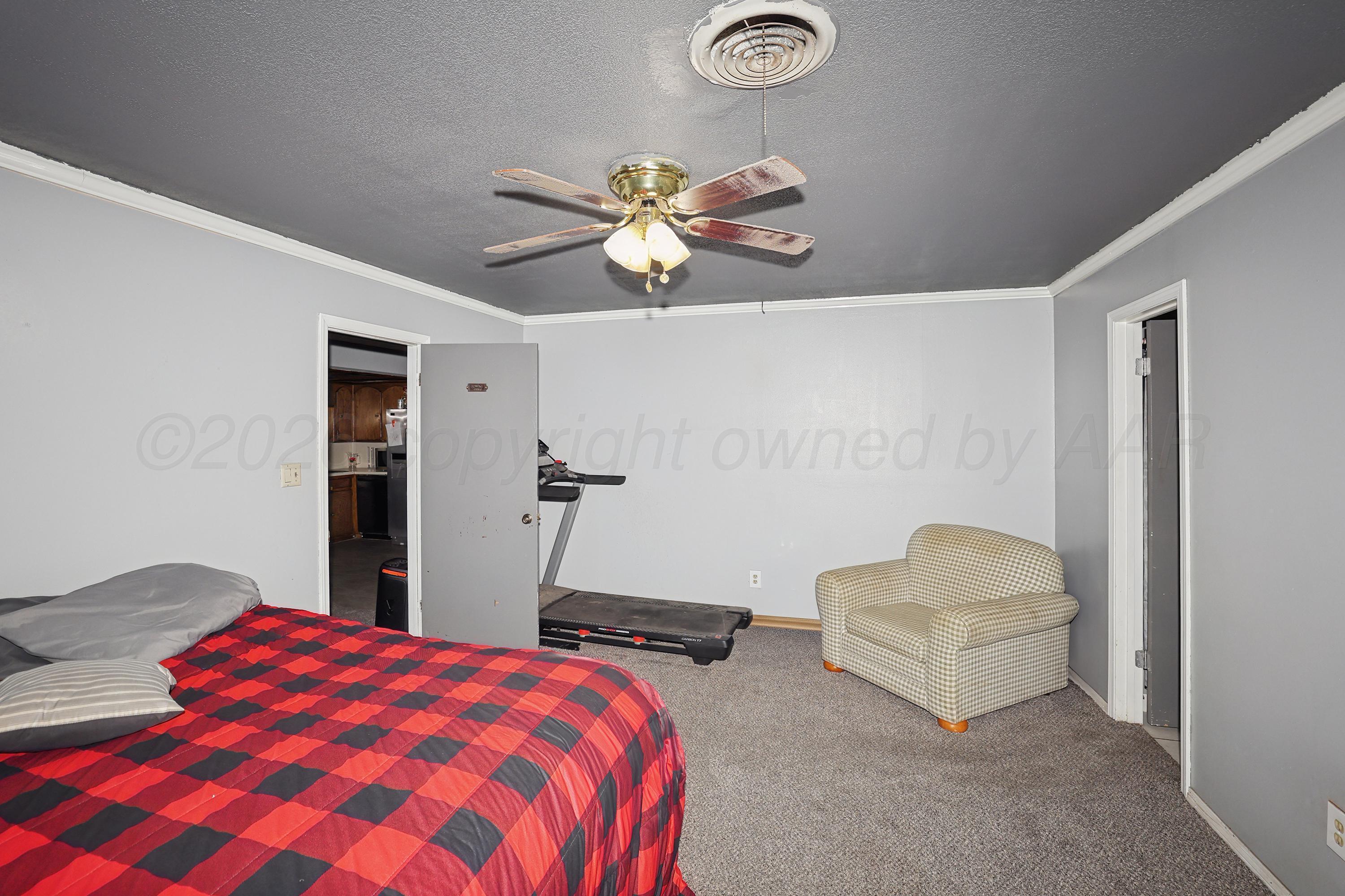 413 Houston Street Borger, TX 79007 - Photo 7 of 15 14-Primary Bedroom