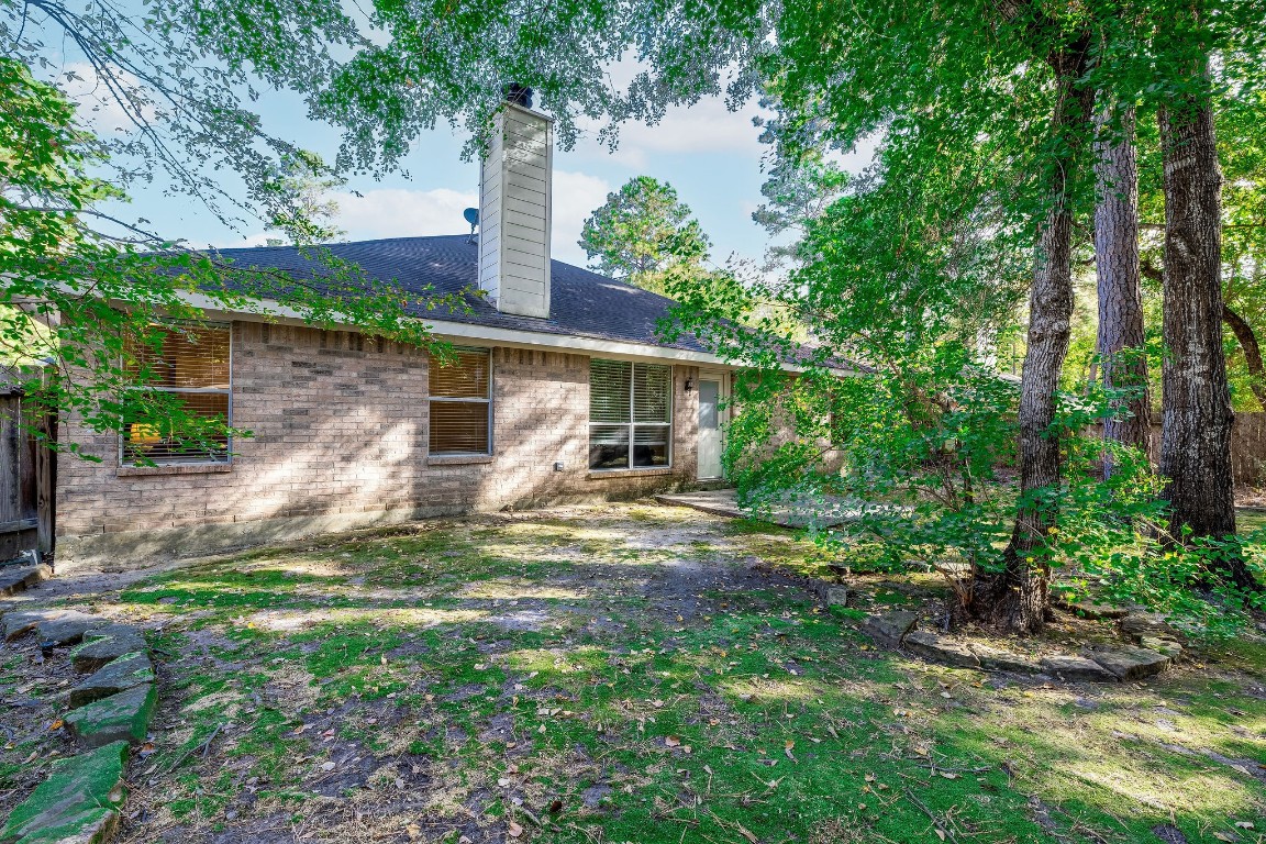 18 Tallow Hill Place Spring, TX 77382 - Photo 20 of 21 a view of a house with backyard and a tree