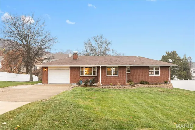 $314,900 | 330 Fenton View Drive, Fenton, MO 63026