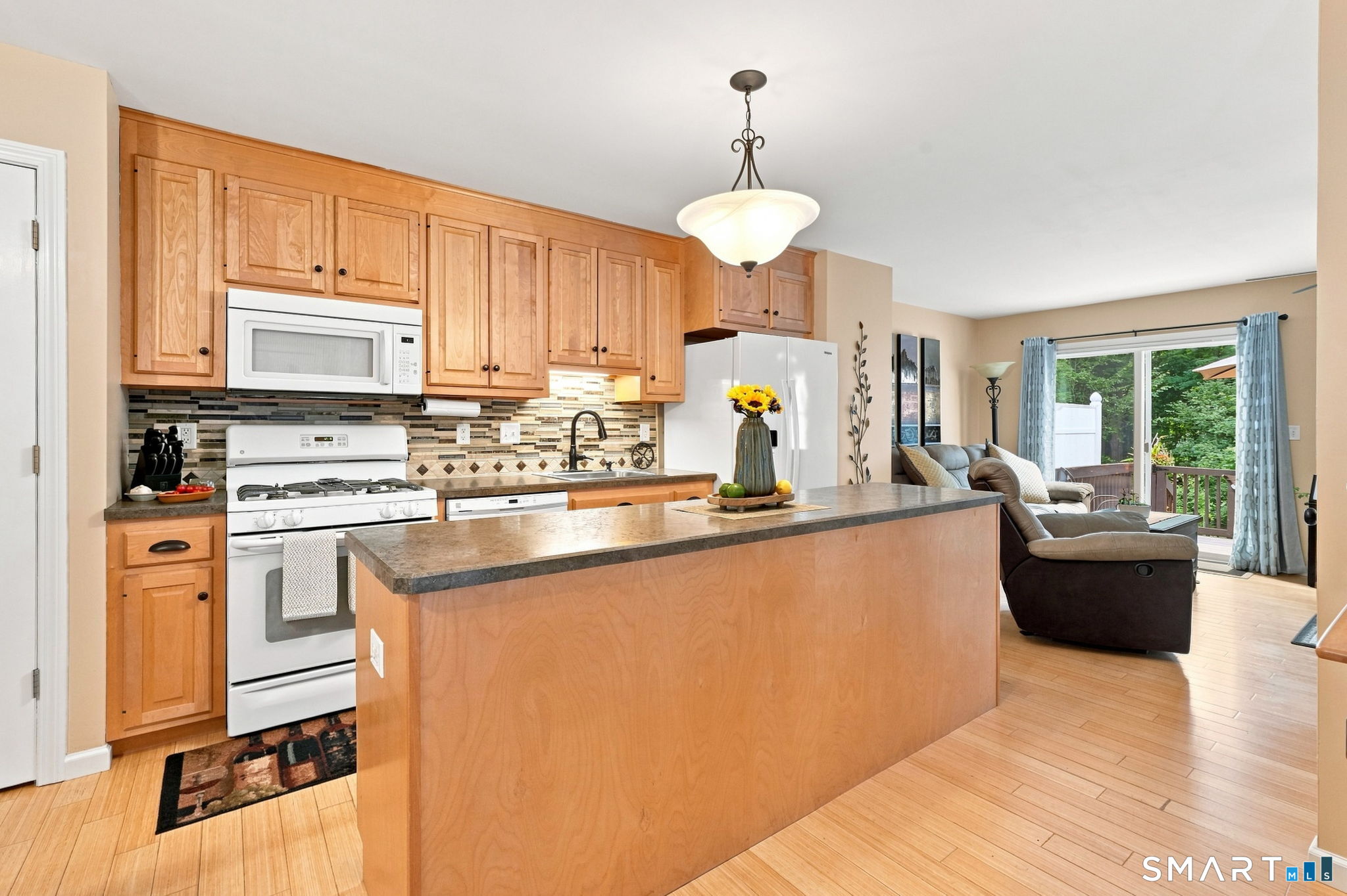 18 Folkstone Road, Unit D East Windsor, CT 06016 - Photo 27 of 36 Open floor plan kitchen with eat in dining