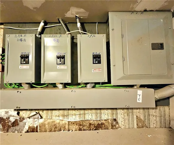 a view of a back yard of the house