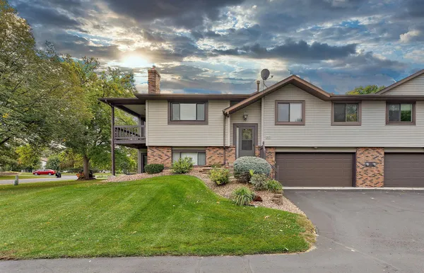 $2,100 | 560 Donegal Circle, Shoreview, MN 55126