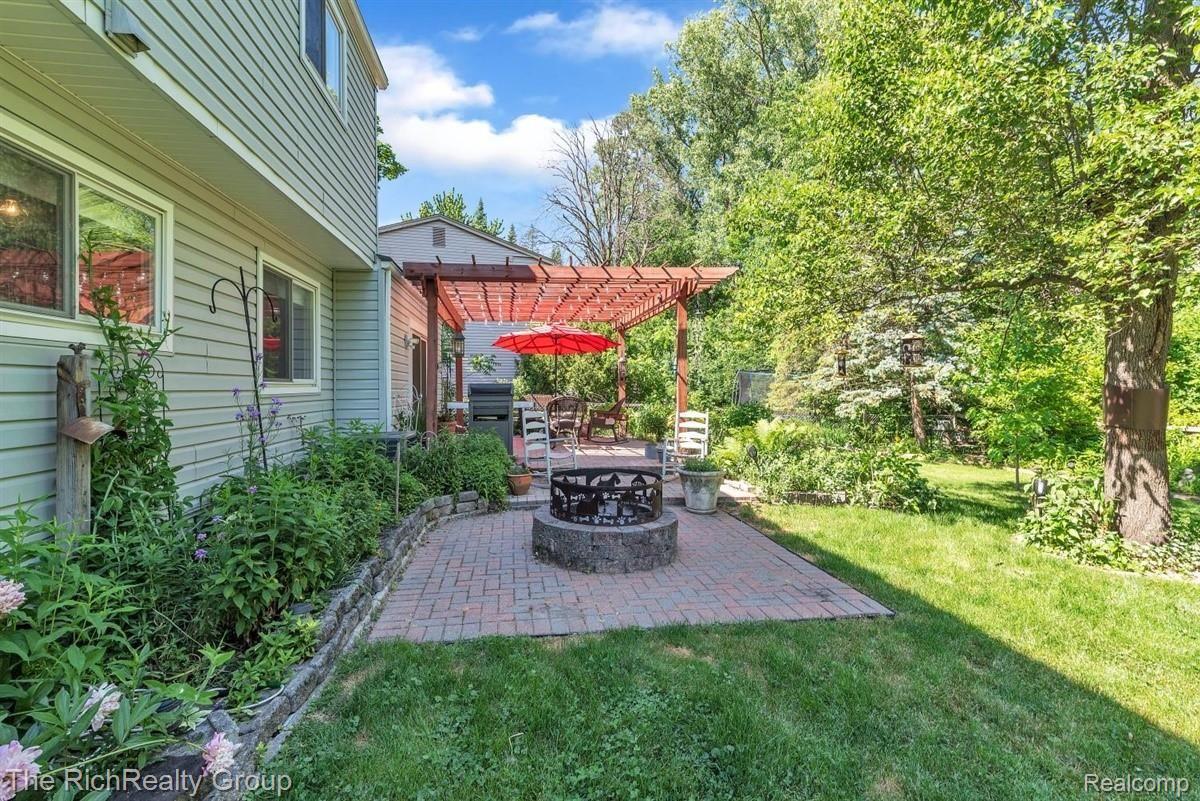 1701 Walnut Ridge Circle Canton, MI 48187 - Photo 29 of 32 35-1701 Walnut Ridge Cir-WindowStil.jpg