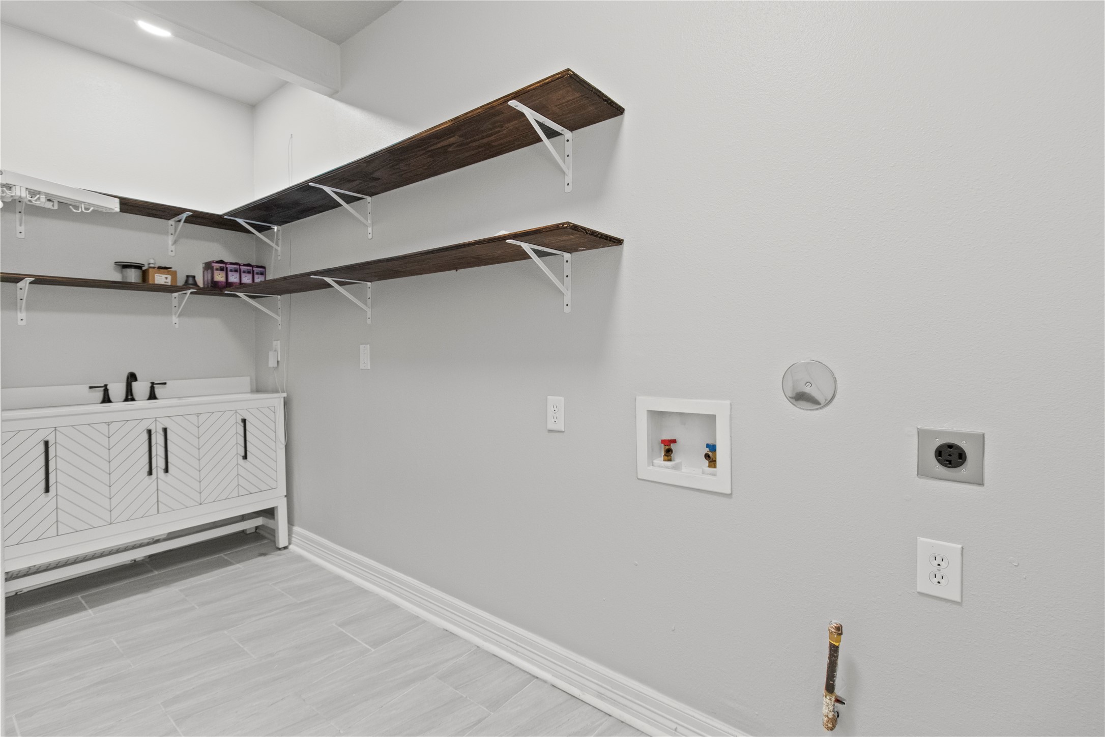 2730 Lawrence Road Kemah, TX 77565 - Photo 14 of 48 a utility room with dryer and washer