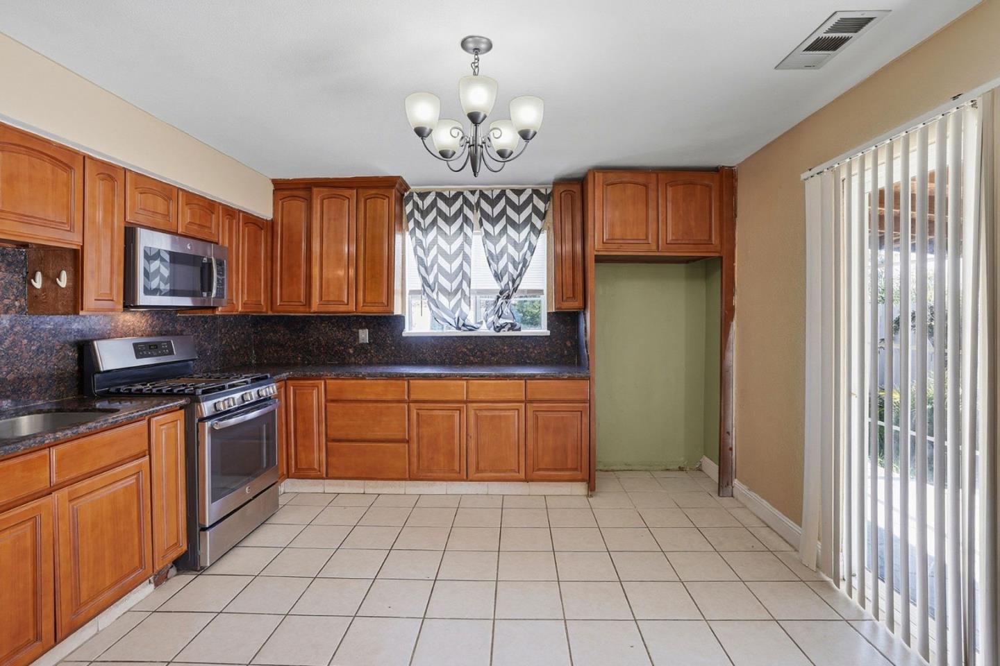 154 North Santa Rosa Street Los Banos, CA 93635 - Photo 9 of 29