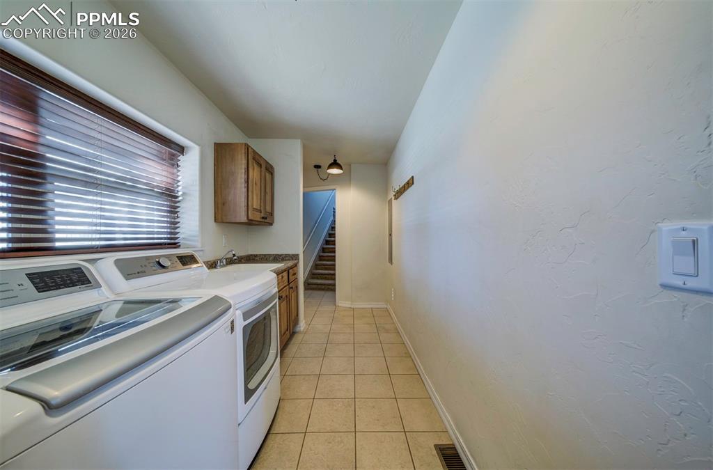 1905 Mesa Road Colorado Springs, CO 80904 - Photo 34 of 44 a kitchen with a stove and a refrigerator