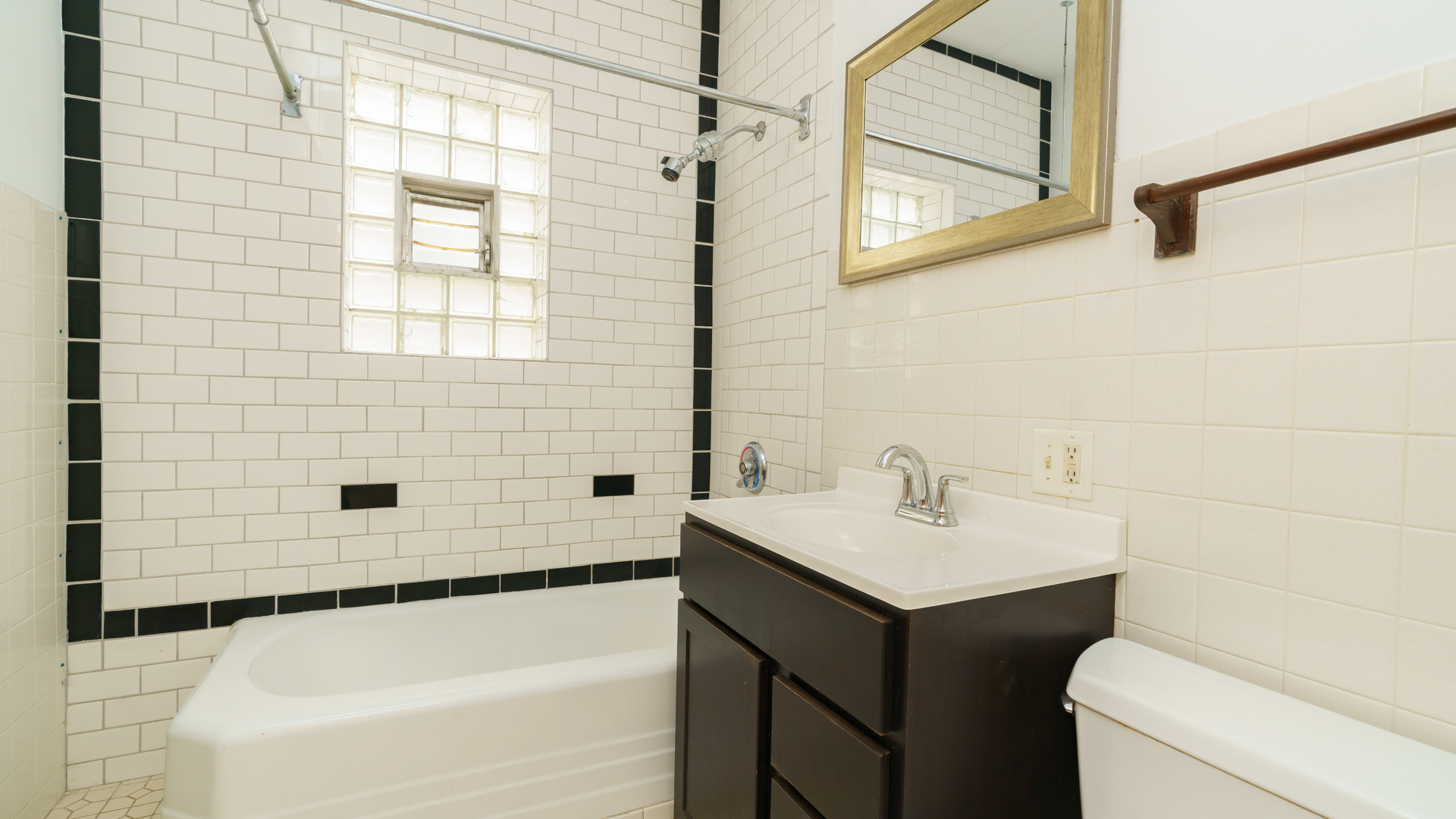 2644 North Harding Avenue Chicago, IL 60647 - Photo 27 of 37 a bathroom with a sink and a bathtub