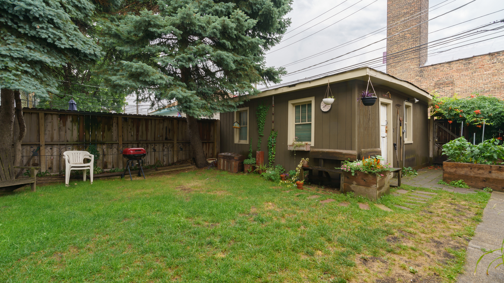 2644 North Harding Avenue Chicago, IL 60647 - Photo 29 of 37 a backyard of a house with table and chairs