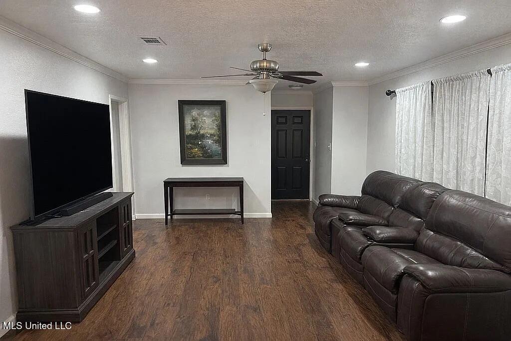 3225 Riverbend Road Moss Point, MS 39562 - Photo 3 of 20 IMG_0151 (1)