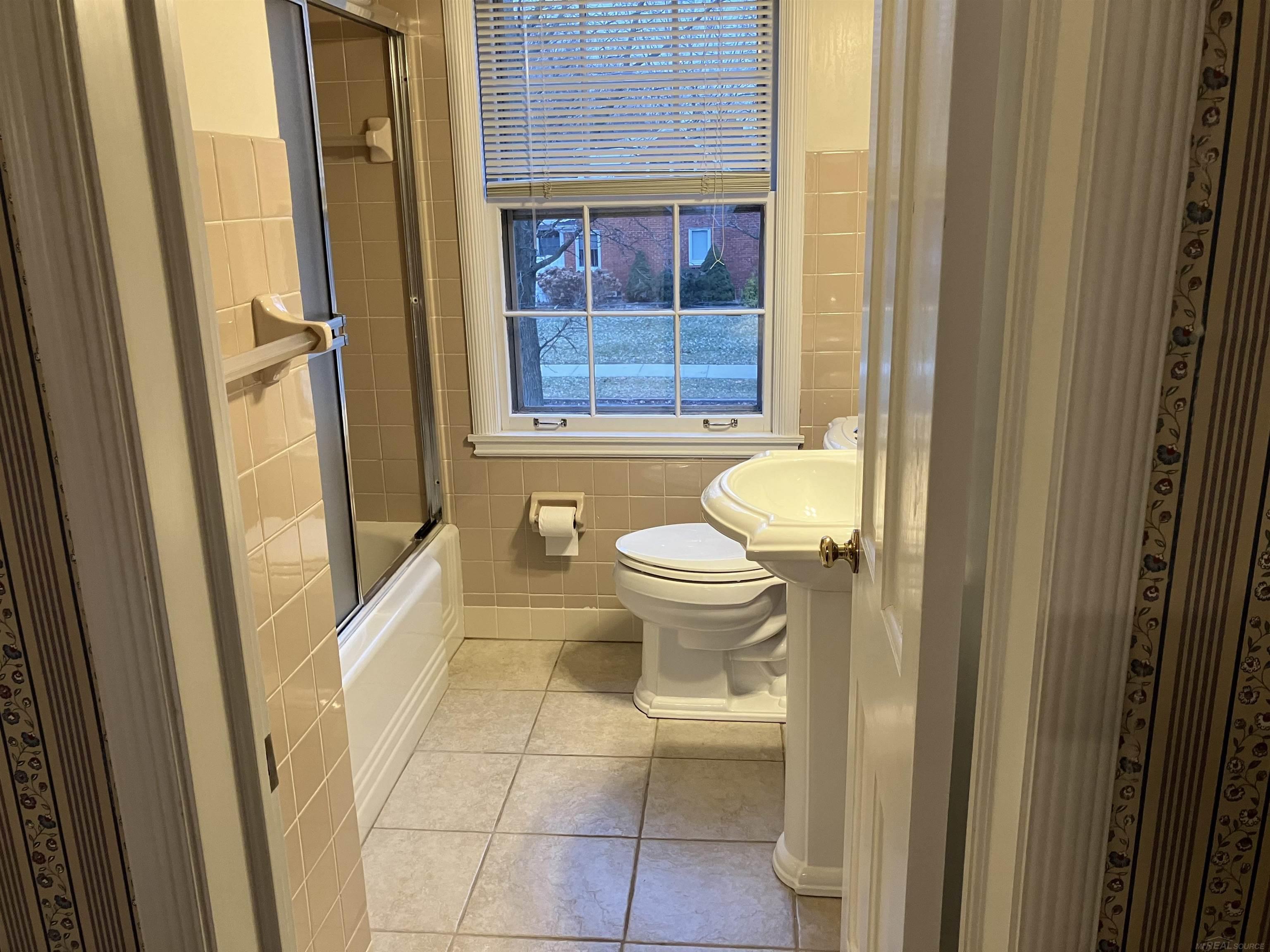 1050 Harvard Road Grosse Pointe, MI 48230 - Photo 27 of 39 50165705-889a274c-9014-4a93-a684-77496b4bfc99.JPG
