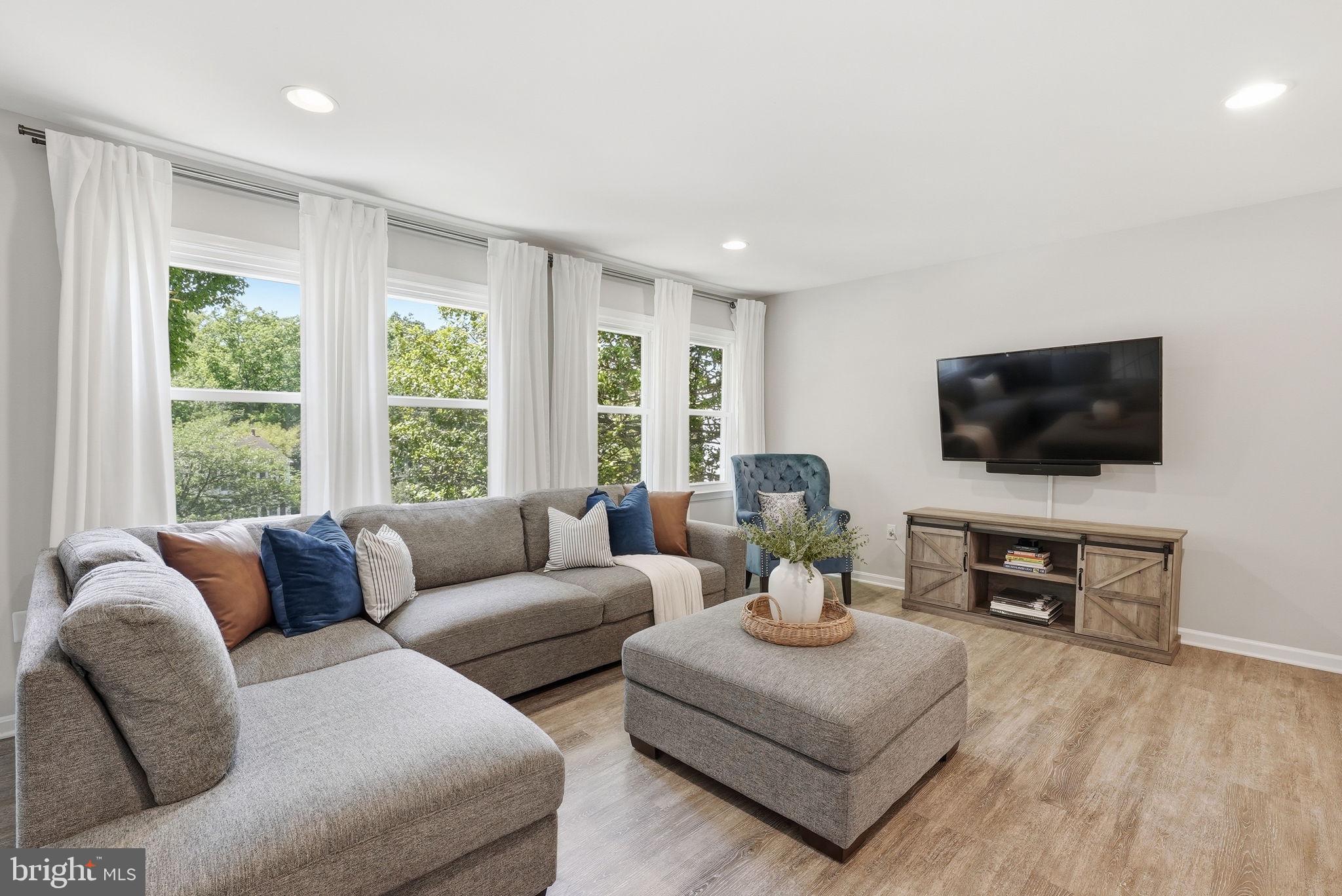 1811 Cranberry Lane Reston, VA 20191 - Photo 4 of 36 Bright & Open Living Room