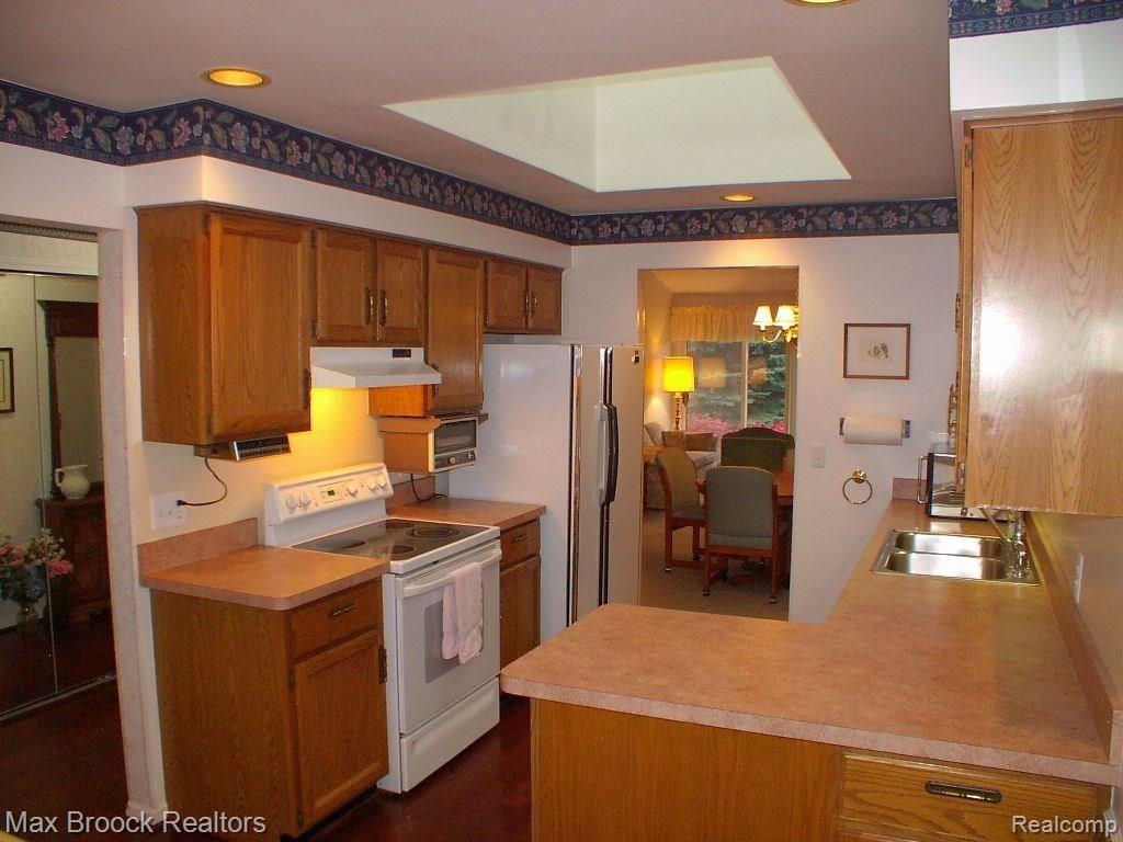 2211 London Bridge Drive, Unit 86 Rochester, MI 48307 - Photo 11 of 26 Kitchen 3.jpg