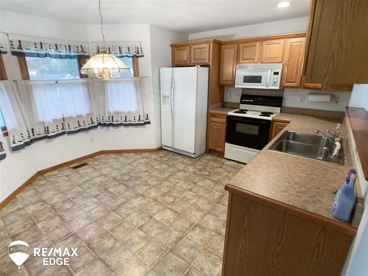 1221 Adams Road Burton, MI 48509 - Photo 4 of 17 50025117-3.JPG