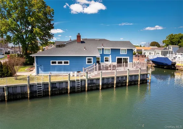 $799,999 | 2 East Lido Promenade, Unit PROM, Lindenhurst, NY 11757