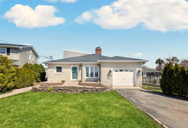 $799,999 | 2 East Lido Promenade, Unit PROM, Lindenhurst, NY 11757