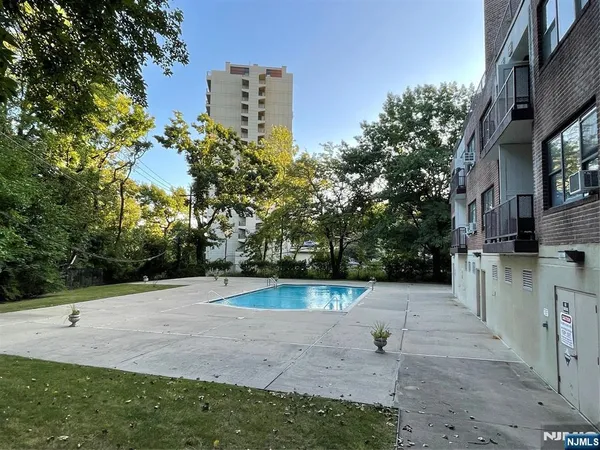 $1,850 | 1450 Palisade Avenue, Unit 3M, Fort Lee, NJ 07024