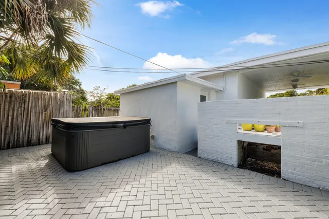 $550,000 | 640 Forest Hill Boulevard, West Palm Beach, FL 33405